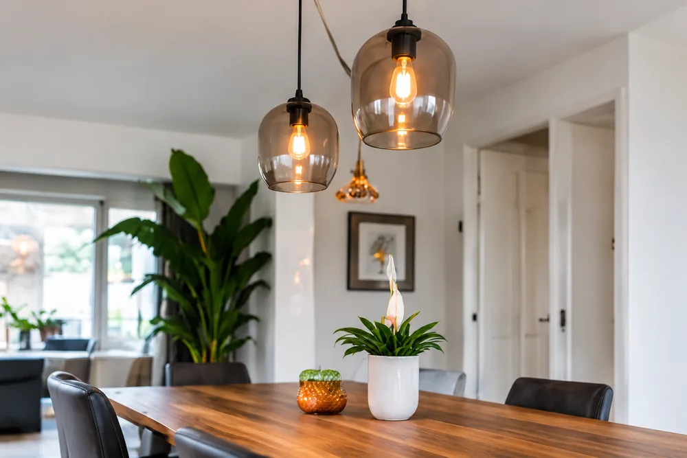 Moderne woning met geïnstalleerde verlichting